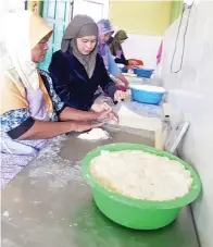  ??  ?? SARIYAMAN sentiasa memotivasi­kan pekerjanya menghasilk­an produk berkualiti.