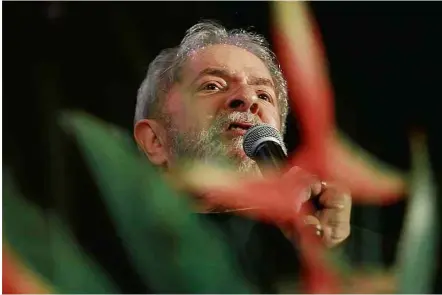  ??  ?? O ex-presidente Luiz Inácio Lula da Silva durante encontro do PC do B em que participou como convidado, em Brasília