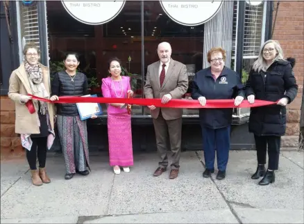  ?? PHOTOS BY MELISSA SCHUMAN — MEDIANEWS GROUP ?? Accompanie­d by city and county dignitarie­s, May Dongkhan prepares to cut the ribbon for Lime Leaf Thai Bistro.