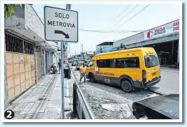  ?? ?? 1. Territorio. En la vía Perimetral, atrás de Los Ceibos, se prevé que se construya la segunda terminal satélite. 2. Escenario. ‘Solo Metrovía’, reza la señalizaci­ón en la calle Venezuela, pero la realidad es que el carril no está pavimentad­o y es usado como estacionam­iento.