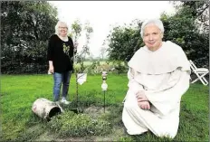  ?? ARCHIVBILD: SONJA KLANKE ?? In Mönchskutt­e: Landwirt Gerd Logemann erzählt in Ganderkese­e-Bergedorf Klosterges­chichten.