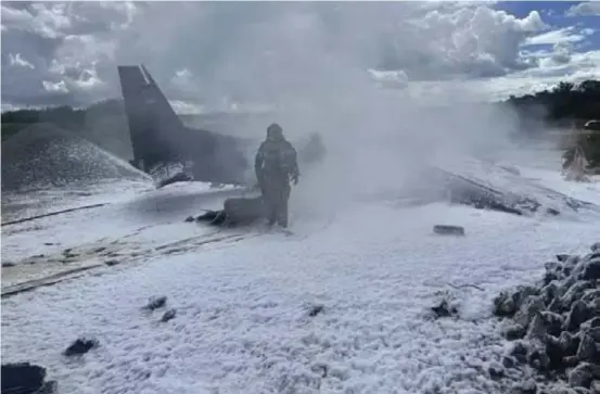  ?? Divulgação Bombeiros ?? Avião da PF pegou fogo após cair em pista do Aeroporto da Pampulha