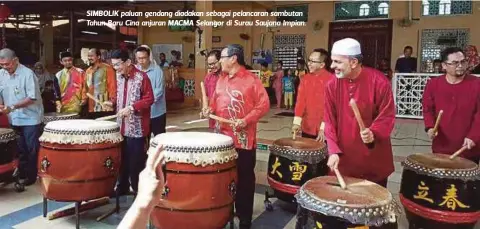  ??  ?? SIMBOLIK paluan gendang diadakan sebagai pelancaran sambutan Tahun Baru Cina anjuran MACMA Selangor di Surau Saujana Impian.