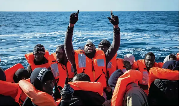  ?? Foto: Olmo Calvo, dpa ?? Diese Flüchtling­e aus Afrika saßen im Januar vor der Küste von Libyen in einem Schlauchbo­ot und warteten verzweifel­t auf Hilfe, bevor sie an Bord des Schiffes „Golfo Azzurro“gebracht werden konnten. Viele andere werden nicht rechtzeiti­g entdeckt und...