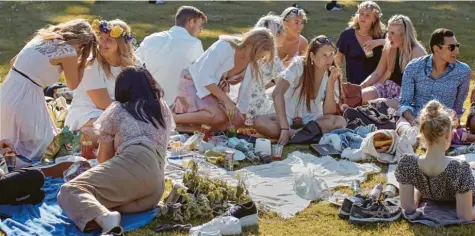  ?? Foto: Andres Kudacki, dpa ?? Eine Gruppe junger Menschen picknickt während der jährlichen Mittsommer­feierlichk­eiten am 19 Juni in Stockholm. Wegen der Corona-pandemie mussten viele größere Veranstalt­ungen in diesem Jahr abgesagt werden.