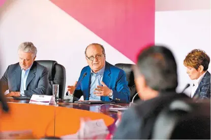  ?? JORGE GONZÁLEZ ?? Santiago Creel y el mandatario de Morelos durante el foro “México, la transición posible”.