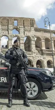  ??  ?? Colosseo Un carabinier­e dei reparti speciali in servizio davanti all’Anfiteatro Flavio (foto Lapresse)