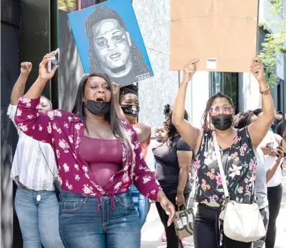  ?? ASHLEE REZIN GARCIA/SUN-TIMES ?? LaSheena Weekly (front left), mother of Carlton Weekly, who performed as FBG Duck, speaks Friday about the death of her son near the scene of his shooting in the Gold Coast.