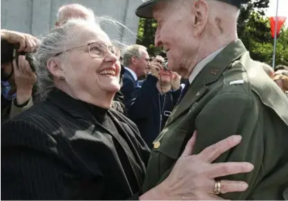  ?? AFP ?? Durante el homenaje que le rindieron, el expiloto estadounid­ense Gail Halvorsen se saludó ayer con Mercedes Wild, una alemana con quien mantiene amistad desde el puente aéreo de Berlín.
