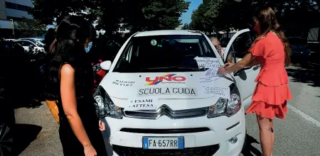  ?? (Bergamasch­i) ?? La protesta Corteo di auto, cartelli e clacson spiegati a tutta forza ieri in corso Spagna: la protesta delle scuole guida