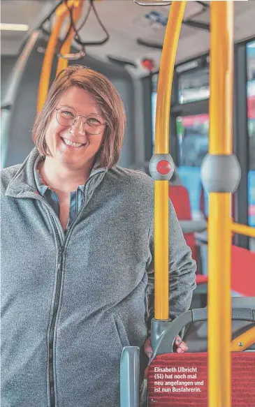  ?? ?? Elisabeth Ulbricht (51) hat noch mal neu angefangen und ist nun Busfahreri­n.