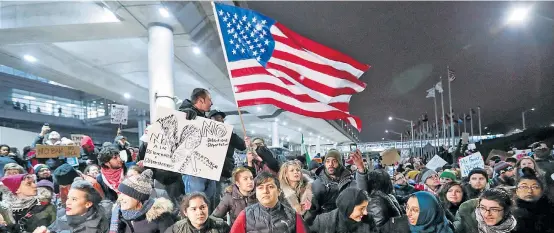  ??  ?? Spontan wurde gegen Trumps Einreisest­opp für muslimisch­e Staaten auch am O’Hare-Flughafen in Chicago, Illinois, demonstrie­rt.