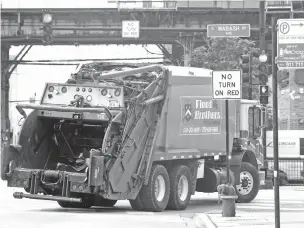  ?? CHARLES REX ARBOGAST/THE ASSOCIATED PRESS ?? A vehicle turns right on red last week at a Chicago intersecti­on that prohibits the turn.