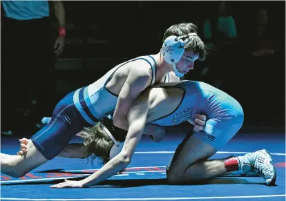  ?? PAUL W. GILLESPIE/STAFF
COUNTY CHAMPIONSH­IPS ?? South River’s Jackson Peeples, left, defeats Chesapeake’s Mason Szczeszek in the 106-pound championsh­ip match at the Anne Arundel County wrestling tournament on Saturday at Broadneck.