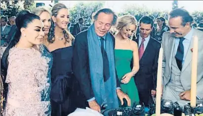  ?? INSTAGRAM ?? Julio Iglesias, con Peña Nieto y su pareja, Tania Ruiz (de verde); Juan Ramón Collado, el padre de la novia (de gris) y Yadhira Carrillo, su actual mujer (de rosa), junto a Miranda Rijnsburge­r