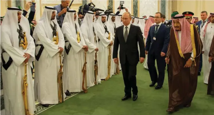  ?? Foto: Bandar Algaloud, Reuters/NTB scanpix ?? Kong Salman i Saudi-Arabia tar imot den russiske presidente­n, Vladimir Putin, 14. oktober.