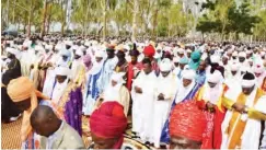  ??  ?? The emir and other worshipper­s at the Eid ground