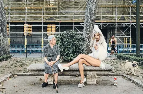  ?? DANIEL OCHOA DE OLZA / AP ?? Una señora comparte banco con una drag queen durante la celebració­n del Orgullo Gay en Madrid, en el 2016
