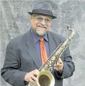  ??  ?? Su mejor amigo. Lovano empezó a tocar el saxo a los 5 años.