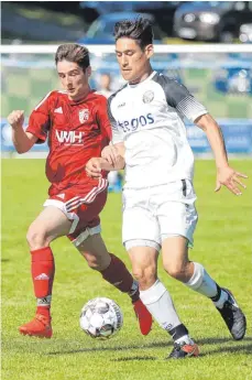  ?? ARCHIVFOTO: THOMAS WARNACK ?? Aus der Kreisliga A, vom SV Bolstern, zum Stammspiel­er in der Landesliga: Tenshi Kleiner (rechts, hier gegen Hohentenge­ns Christoph Handte) hat seinen Platz bei den Ostrachern auf Anhieb gefunden und sich - wie einige andere - gut integriert.