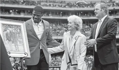  ?? Brett Coomer / Staff photograph­er ?? Ex-Texans receiver Andre Johnson, from left, Janice McNair and Cal McNair helped pay tribute to late team owner Bob McNair.