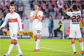  ?? FOTO: IMAGO ?? In der Mannschaft stimmt es – Mario Gomez (Mi.) und Nicolas Gonzalez (re.) sind dennoch bedient.