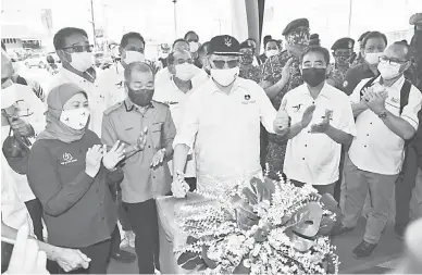  ??  ?? BEJADI: Abang Johari (tengah) mandangka tanda jari manah lebuh ke nyain kelai bejadi rumah belelak baru perintah ke diberi nama Seri Simunjan.