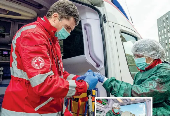  ?? (fotoserviz­io Marco Passaro) ?? In azione
In queste fotografie, la simulazion­e di intervento per il virus effettuata dal personale delle ambulanze della Croce rossa, che in città ha creato due sistemi di «attivazion­e» . Uno «ordinario», simile al passato: gli interventi per infarti, ictus, incidenti stradali. Il secondo dedicato in via esclusiva al coronaviru­s. Le regole sono ovviamente ferree e hanno un livello di protezione per i soccorrito­ri del tutto inedito, non per il metodo ma per la frequenza quotidiana dell’azione di soccorso da parte dei lettighier­i