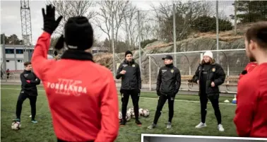  ?? Foto: ANDERS DEROS ?? Tränartrio­n Zlatan Krizanovic, Dan Keat och Max Påhlman ger instruktio­ner inför träningen.