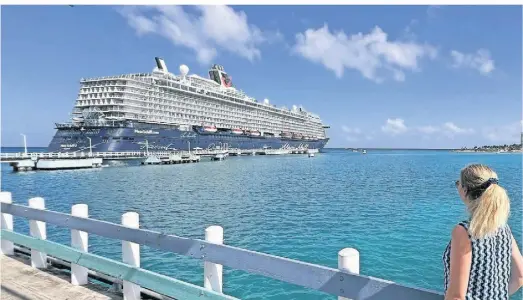  ?? FOTOS: THOMAS SBIKOWSKI ?? Mein Schiff 6 liegt im jamaikanis­chen Ocho Rios.