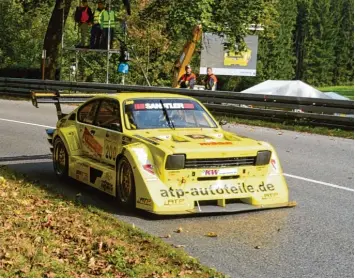  ?? Foto: Reinhold Radloff ?? Am Wochenende fahren vielleicht zum letzten Mal die Renner, hier ein aufgemotzt­er Opel Kadett C, den 2,2 Kilometer langen Kurs bei Mickhausen den Berg hinauf.