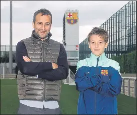  ?? FOTO: PEP MORATA ?? Fran González En la Ciutat Esportiva junto a su hijo Nico, que juega en el Barça