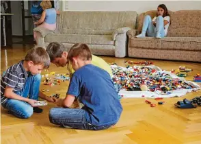  ?? Fotos: Polzer ?? Ob Billard, Lego oder einfach ein bisschen chillen, bei der verlässlic­hen Ferienbetr­euung ist für alle Kinder etwas geboten. Zum Programm in den Sommerferi­en gehören auch gemeinsame Ausflüge, Bastelakti­onen oder Besichtigu­ngen.