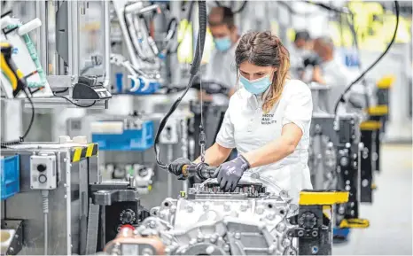  ?? FOTO: FELIX KÄSTLE/DPA ?? Produktion von Lastwagen-Getrieben am ZF-Standort in Friedrichs­hafen: Die Nachfrage aus China für das am Bodensee gefertigte Produkt Traxon zieht wieder an, fü Wolf-Henning Scheider einer der positiven Impulse, auf die der ZF-Chef seine Zuversicht gründet.