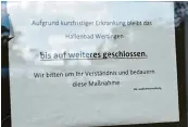  ??  ?? Ein kleiner Zettel an der Eingangstü­r des Bades weist auf die vorübergeh­ende Schließung hin.