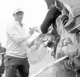  ?? CAROLYN KASTER/ASSOCIATED PRESS ?? Rory McIlroy signs autographs on Wednesday during a practice round for the U.S. Open.