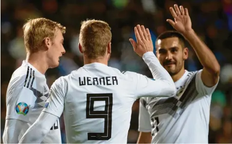  ?? Foto: Federico Gambarini/dpa ?? Das war ein hartes Stück Arbeit. Julian Brandt feiert mit den Torschütze­n Timo Werner und Ilkay Gündogan (von links).