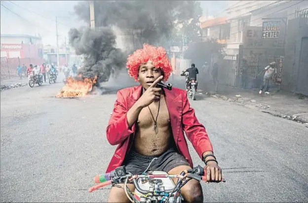  ?? VALERIE BAERISWYL / AFP ?? Una calle en llamas en Puerto Príncipe después de una protesta contra el presidente Jovenel Moise el pasado 14 de febrero