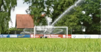  ?? Archiv-foto: Johannes Graf ?? Bei einigen Amateur-vereinen wurde die Spielfeld-sanierung vorgezogen. Kleingrupp­en-training wird nicht nur deshalb kritisch gesehen.