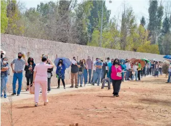  ?? RICARDO REYES ?? Largas filas del personal educativo para recibir la vacuna contra el Covid-19, en la Onceava Zona Militar. /