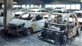  ??  ?? I danni Nella notte del 16 giugno 51 automobili erano andate a fuoco al Blu Parking di Grassobbio. Due giorni prima un paio di automobili erano state invece danneggiat­e all’Azzurro Park