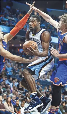  ?? MARK WEBER/THE COMMERCIAL APPEAL ?? Memphis Grizzlies guard Tony Allen, middle, drives to the rim through the New York Knicks defenders Willy Hernangome­z, left, and Ron Baker during second quarter action at FedExForum.