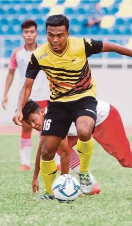  ?? [ FOTO BERNAMA] ?? Pemain Negeri Sembilan, Muhammad Hafizie Erwinshah (depan) mengawal bola ketika menentang Sarawak dalam perlawanan Kumpulan A di Stadium Perbandara­n Manjung, semalam. Keputusan seri 0-0.