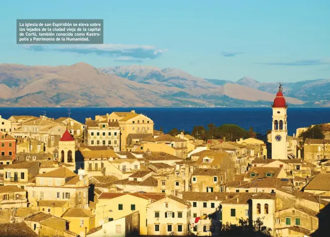  ??  ?? La iglesia de san Espiridión se eleva sobre los tejados de la ciudad vieja de la capital de Corfú, también conocida como Kastropoli­s y Patrimonio de la Humanidad.