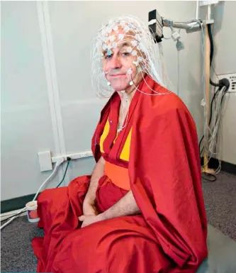  ??  ?? EL MONJE BUDISTA francés Matthieu Ricard se hizo célebre por su participac­ión en investigac­iones que midieron los cambios inducidos en el cerebro por una vida de meditación.