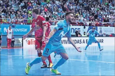  ??  ?? EUFORIA. Bruno Taffy celebra uno de sus goles de ayer en un Jorge Garbajosa que se llenó para el clásico.