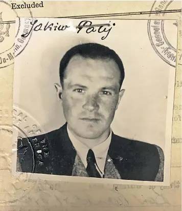  ??  ?? Suspected Nazi war criminal Jakiw Palij, 95, is removed from his home in New York state; above, his stamped visa from 1949