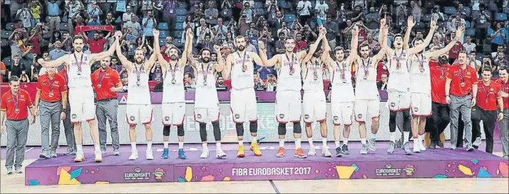  ?? FOTO: EFE ?? Los jugadores de la selección española, en el momento de subir al podio tras conquistar la medalla de bronce en el Eurobasket 2017