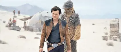  ??  ?? ► Han Solo (Alden Ehrenreich) y Chewbacca (Joonas Suotamo) en Solo: Una historia de Star Wars.