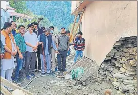  ?? HT PHOTO ?? Congress leaders, including ex-CM Harish Rawat, visit a flood-hit area in Nainital district.